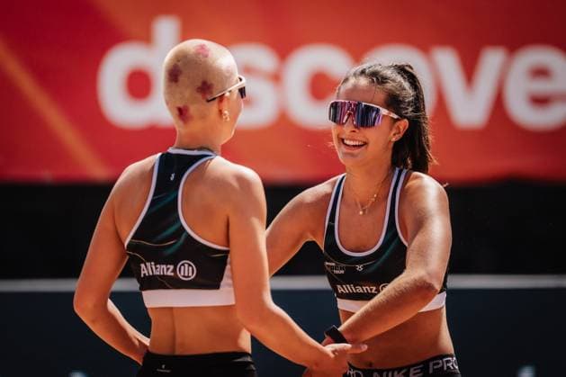 Beach volleyball women Allianz German Beach Tour 2025 Tourstop Munich 10 07 2025 v l Mareet Maidhof and Sophia Neuss clap Munich Central University Sports Munich Bavaria Germany