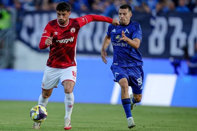 Football - UEFA Europa League - First qualifying round - Leg 1 - PFC Levski - FC Hapoel Beer Sheva - 10.07.2025 Hamode Kanaan of Hapoel Beer Sheva is challenged by Marin Petkov of PFC Levski during UEFA Europa League s first qualifying rounds 1st leg between PFC Levski and FC Hapoel Beer Sheva Bulgaria Copyright: xYulianxTodorovx