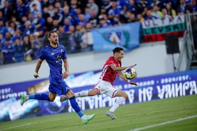 Football - UEFA Europa League - First qualifying round - Leg 1 - PFC Levski - FC Hapoel Beer Sheva - 10.07.2025 Kristian Dimitrov of PFC Levski defends against HÃ lder Lopes of Hapoel Beer Sheva during UEFA Europa League s first qualifying rounds 1st leg between PFC Levski and FC Hapoel Beer Sheva Bulgaria Copyright: xYulianxTodorovx