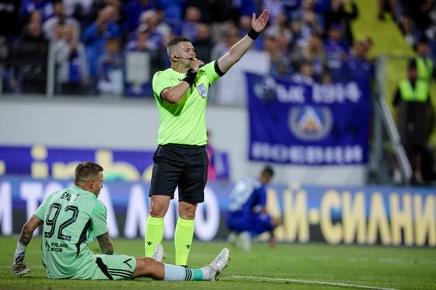 Football - UEFA Europa League - First qualifying round - Leg 1 - PFC Levski - FC Hapoel Beer Sheva - 10.07.2025 Ladislav Szikszay calls the medics to assist Svetoslav Vutsov of PFC Levski during UEFA Europa League s first qualifying rounds 1st leg between PFC Levski and FC Hapoel Beer Sheva Bulgaria Copyright: xYulianxTodorovx