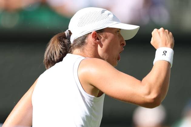 July 10, 2025, London, Celestynow, United Kingdom: IGA SWIATEK of Poland during the match against B. Bencic of Switzerland in the semifinals of Championships 2025 at Wimbledon AELTC in London. Swiatek won 6:2, 6:0 London United Kingdom - ZUMAc278 20250710_zsp_c278_039 Copyright: xMarcinxCholewinskix
