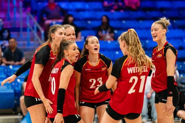 (250711) -- ARLINGTON, July 11, 2025 -- Players of Germany celebrate during the match between Germany and Thailand at the Women s Volleyball Nations League (VNL) 2025 in Arlington, the United States, July 10, 2025. (Photo by Chen Chen Xinhua) (SP)U.S.-ARLINGTON-VOLLEYBALL-NATIONS LEAGUE-WOMEN-GER VS THA XuxJianmei 