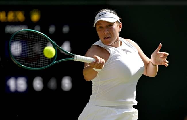 (250711) -- LONDON, July 11, 2025 -- Amanda Anisimova hits a return during the women s singles semifinal match between Aryna Sabalenka of Belarus and Amanda Anisimova of the United States at the Wimbledon Tennis Championships in London, Britain, July 10, 2025. ) (SP)BRITAIN-LONDON-TENNIS-WIMBLEDON-WOMEN S SINGLES LixYing 