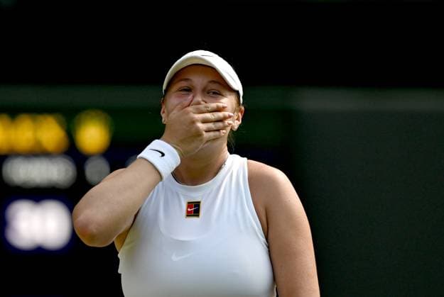 (250711) -- LONDON, July 11, 2025 -- Amanda Anisimova reacts after the women s singles semifinal match between Aryna Sabalenka of Belarus and Amanda Anisimova of the United States at the Wimbledon Tennis Championships in London, Britain, July 10, 2025. ) (SP)BRITAIN-LONDON-TENNIS-WIMBLEDON-WOMEN S SINGLES LixYing 