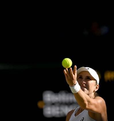 (250711) -- LONDON, July 11, 2025 -- Belinda Bencic serves during the women s singles semifinal match between Iga Swiatek of Poland and Belinda Bencic of Switzerland at the Wimbledon Tennis Championships in London, Britain, July 10, 2025. ) (SP)BRITAIN-LONDON-TENNIS-WIMBLEDON-WOMEN S SINGLES LixYing 