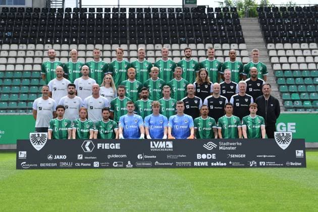 SC Preußen Münster 2 BL, Porträttermin 2025 2026, Team photo Top from left Rico Preißinger, Marvin Schulz, Torge Paetow, Oscar Vilhelmsson, Lars Lokotsch, Simon Scherder, Marcel Benger, Niko Koulis, Etienne Amenyido, Jano ter Horst 3 row from left Tim Geidies Athletic trainer , Jonas Imkamp Co-Trainer Analysis , Andrea Spittler Supervisor , Mikkel Kirkeskov, Marvin Benjamins, Marc Lorenz, Kira Loose Physiotherapist , Matthias Sieme Physiotherapist Rehab Coach , Dennis Sarteh Physiotherapist 2 row from left Alexander Ende Trainer , Zlatko Muhovic Co Coach , AndrÃ Poggenborg Goalkeeper Coach , Yassine Bouchama, Malik Batmaz, Joshua Mees, Dr Cornelius Müller Rensmann Team Doctor , Prof Dr Kristian Schneider Team Doctor , Dr Tim Hartwig Team Doctor , Harald Menzel Team manager Bottom row from left Leon Tasov, Luca Bolay, Charalambos Makridis, Morten Behrens, Johannes Schenk, Marian Kirsch, Oliver Batista Meier, Marco Meyerhöfer, Jakob Korte Missing are Jorrit Hendrix and Helge Dahms Equipment manager xRx