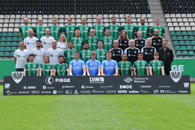 SC Preußen Münster 2 BL, Porträttermin 2025 2026, Team photo Top from left Rico Preißinger, Marvin Schulz, Torge Paetow, Oscar Vilhelmsson, Lars Lokotsch, Simon Scherder, Marcel Benger, Niko Koulis, Etienne Amenyido, Jano ter Horst 3 row from left Tim Geidies Athletic trainer , Jonas Imkamp Co-Trainer Analysis , Andrea Spittler Supervisor , Mikkel Kirkeskov, Marvin Benjamins, Marc Lorenz, Kira Loose Physiotherapist , Matthias Sieme Physiotherapist Rehab Coach , Dennis Sarteh Physiotherapist 2 row from left Alexander Ende Trainer , Zlatko Muhovic Co Coach , AndrÃ Poggenborg Goalkeeper Coach , Yassine Bouchama, Malik Batmaz, Joshua Mees, Dr Cornelius Müller Rensmann Team Doctor , Prof Dr Kristian Schneider Team Doctor , Dr Tim Hartwig Team Doctor , Harald Menzel Team manager Bottom row from left Leon Tasov, Luca Bolay, Charalambos Makridis, Morten Behrens, Johannes Schenk, Marian Kirsch, Oliver Batista Meier, Marco Meyerhöfer, Jakob Korte Missing are Jorrit Hendrix and Helge Dahms Equipment manager xRx