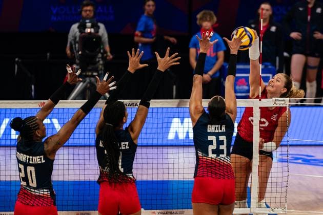 (250711) -- ARLINGTON, July 11, 2025 -- Sarah Franklin (1st R) of the United States spikes during the match between the United States and Dominican Republic at the Women s Volleyball Nations League (VNL) 2025 in Arlington, the United States, July 10, 2025. (Photo by Chen Chen Xinhua) (SP)U.S.-ARLINGTON-VOLLEYBALL-NATIONS LEAGUE-WOMEN XuxJianmei 