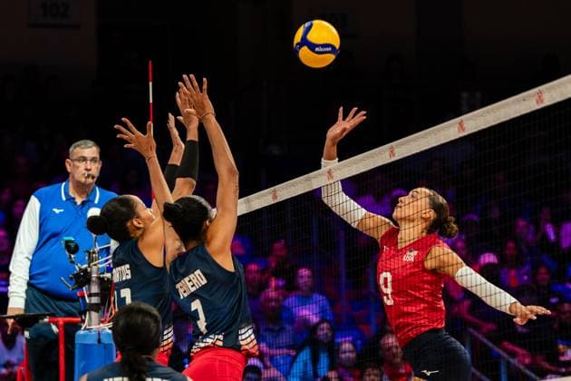(250711) -- ARLINGTON, July 11, 2025 -- Madisen Skinner (1st R) of the United States spikes during the match between the United States and Dominican Republic at the Women s Volleyball Nations League (VNL) 2025 in Arlington, the United States, July 10, 2025. (Photo by Chen Chen Xinhua) (SP)U.S.-ARLINGTON-VOLLEYBALL-NATIONS LEAGUE-WOMEN XuxJianmei 