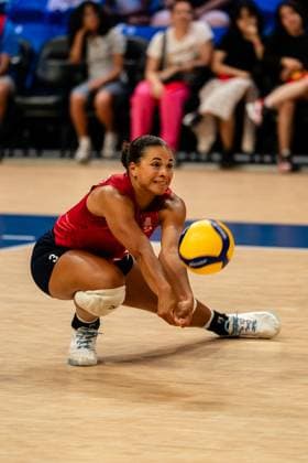 (250711) -- ARLINGTON, July 11, 2025 -- Avery Skinner of the United States digs during the match between the United States and Dominican Republic at the Women s Volleyball Nations League (VNL) 2025 in Arlington, the United States, July 10, 2025. (Photo by Chen Chen Xinhua) (SP)U.S.-ARLINGTON-VOLLEYBALL-NATIONS LEAGUE-WOMEN XuxJianmei 