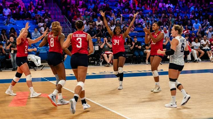 (250711) -- ARLINGTON, July 11, 2025 -- Players of the United States celebrate during the match between the United States and Dominican Republic at the Women s Volleyball Nations League (VNL) 2025 in Arlington, the United States, July 10, 2025. (Photo by Chen Chen Xinhua) (SP)U.S.-ARLINGTON-VOLLEYBALL-NATIONS LEAGUE-WOMEN XuxJianmei 