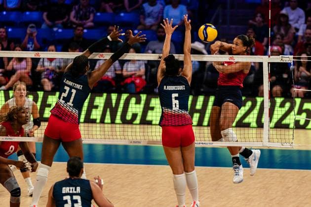 (250711) -- ARLINGTON, July 11, 2025 -- Avery Skinner (1st R) of the United States spikes during the match between the United States and Dominican Republic at the Women s Volleyball Nations League (VNL) 2025 in Arlington, the United States, July 10, 2025. (Photo by Chen Chen Xinhua) (SP)U.S.-ARLINGTON-VOLLEYBALL-NATIONS LEAGUE-WOMEN XuxJianmei 
