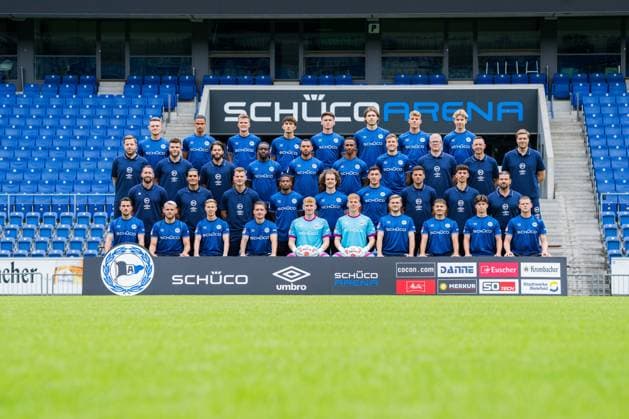 DSC Arminia Bielefeld, 2 BL, Porträttermin 2025 2026, team photo, back row from left Leon Schneider, Joel Felix, Lukas Kunze, Florian Micheler, Maximilian Großer, Roberts Uldrikis, Julian Kania and Jonathan Norbye third row from left physiotherapist Arne Böker, co-coach Malte Hornemann, co-coach Niklas Klasen, Benjamin Boakye, Jeredy Hilterman, Noah Sarenren Bazee, Joel Grodowski, supervisor Sebastian Wolf, equipment keeper Rainer Schonz, team doctor Stefan Budde second row from left coach Mitch Kniat, co-coach Daniel Jara Cortina, co-coach Janik Steringer, Isaiah Young, Mael Corboz, Stefano Russo, goalkeeping coach Steffen Süßner, co-coach Luis Allmeroth, physiotherapist Michael Schweika fourth row from left Christopher Lannert, Mika Schroers, Sam Schreck, Marvin Mehlem, Jonas Kersken, Leo Oppermann, Tim Handwerker, Felix Hagmann, Daniel Richter, Justin Lukas