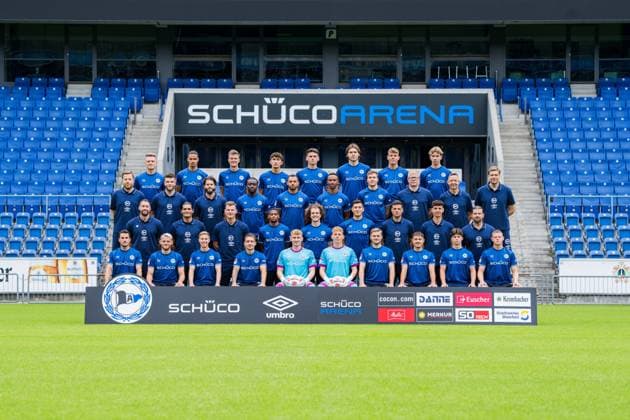 DSC Arminia Bielefeld, 2 BL, Porträttermin 2025 2026, team photo, back row from left Leon Schneider, Joel Felix, Lukas Kunze, Florian Micheler, Maximilian Großer, Roberts Uldrikis, Julian Kania and Jonathan Norbye third row from left physiotherapist Arne Böker, co-coach Malte Hornemann, co-coach Niklas Klasen, Benjamin Boakye, Jeredy Hilterman, Noah Sarenren Bazee, Joel Grodowski, supervisor Sebastian Wolf, equipment keeper Rainer Schonz, team doctor Stefan Budde second row from left coach Mitch Kniat, co-coach Daniel Jara Cortina, co-coach Janik Steringer, Isaiah Young, Mael Corboz, Stefano Russo, goalkeeping coach Steffen Süßner, co-coach Luis Allmeroth, physiotherapist Michael Schweika fourth row from left Christopher Lannert, Mika Schroers, Sam Schreck, Marvin Mehlem, Jonas Kersken, Leo Oppermann, Tim Handwerker, Felix Hagmann, Daniel Richter, Justin Lukas