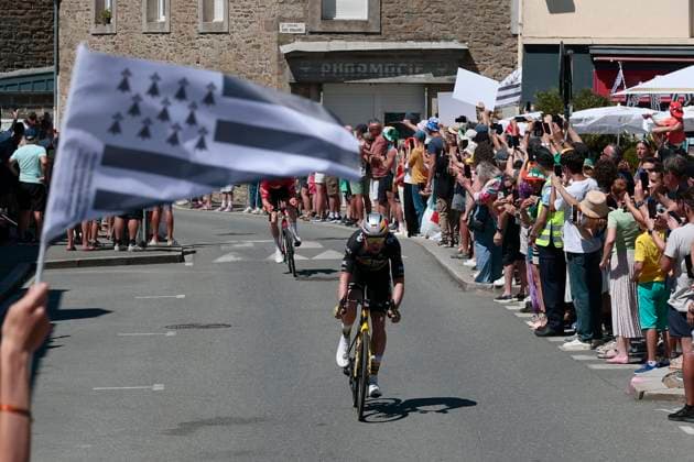 Tour de France 2025 Stage 7 MUR-DE-BRETAGNE GUERLEDAN, FRANCE - JULY 11 : Van Aert Wout (BEL) of Team Visma Lease a Bike during stage 7 of the 112th edition of Tour de France an UCI World Tour 2.UWT cycling road race stage for Men Elite of 194 km with start in Saint-Malo and finish in Mur-de-Bretagne Guerledan on July 11, 2025 in Mur-de-Bretagne Guerledan, France, 11 07 2025 ( Motordriver Kenny Verfaillie - Mur-de-Bretagne Guerledan France  Copyright: xLucaxBettinix