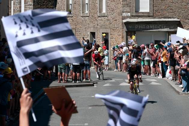 Tour de France 2025 Stage 7 MUR-DE-BRETAGNE GUERLEDAN, FRANCE - JULY 11 : Van Aert Wout (BEL) of Team Visma Lease a Bike during stage 7 of the 112th edition of Tour de France an UCI World Tour 2.UWT cycling road race stage for Men Elite of 194 km with start in Saint-Malo and finish in Mur-de-Bretagne Guerledan on July 11, 2025 in Mur-de-Bretagne Guerledan, France, 11 07 2025 ( Motordriver Kenny Verfaillie - Mur-de-Bretagne Guerledan France  Copyright: xLucaxBettinix