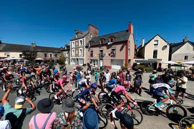 Tour de France 2025 Stage 7 MUR-DE-BRETAGNE GUERLEDAN, FRANCE - JULY 11 : illustration picture peloton during stage 7 of the 112th edition of Tour de France an UCI World Tour 2.UWT cycling road race stage for Men Elite of 194 km with start in Saint-Malo and finish in Mur-de-Bretagne Guerledan on July 11, 2025 in Mur-de-Bretagne Guerledan, France, 11 07 2025 ( Motordriver Kenny Verfaillie - Mur-de-Bretagne Guerledan France  Copyright: xLucaxBettinix