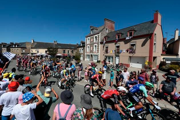 Tour de France 2025 Stage 7 MUR-DE-BRETAGNE GUERLEDAN, FRANCE - JULY 11 : illustration picture peloton during stage 7 of the 112th edition of Tour de France an UCI World Tour 2.UWT cycling road race stage for Men Elite of 194 km with start in Saint-Malo and finish in Mur-de-Bretagne Guerledan on July 11, 2025 in Mur-de-Bretagne Guerledan, France, 11 07 2025 ( Motordriver Kenny Verfaillie - Mur-de-Bretagne Guerledan France  Copyright: xLucaxBettinix