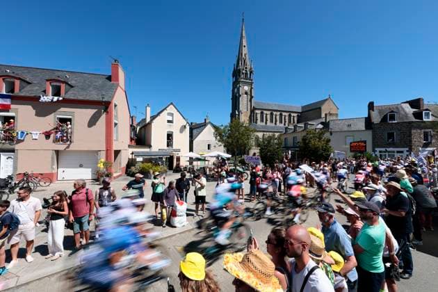 Tour de France 2025 Stage 7 MUR-DE-BRETAGNE GUERLEDAN, FRANCE - JULY 11 : illustration picture peloton during stage 7 of the 112th edition of Tour de France an UCI World Tour 2.UWT cycling road race stage for Men Elite of 194 km with start in Saint-Malo and finish in Mur-de-Bretagne Guerledan on July 11, 2025 in Mur-de-Bretagne Guerledan, France, 11 07 2025 ( Motordriver Kenny Verfaillie - Mur-de-Bretagne Guerledan France  Copyright: xLucaxBettinix