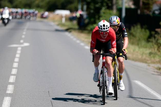 Tour de France 2025 Stage 7 MUR-DE-BRETAGNE GUERLEDAN, FRANCE - JULY 11 : Van Aert Wout (BEL) of Team Visma Lease a Bike and Schmid Mauro (SUI) of Team Jayco AlUla during stage 7 of the 112th edition of Tour de France an UCI World Tour 2.UWT cycling road race stage for Men Elite of 194 km with start in Saint-Malo and finish in Mur-de-Bretagne Guerledan on July 11, 2025 in Mur-de-Bretagne Guerledan, France, 11 07 2025 ( Motordriver Kenny Verfaillie - Mur-de-Bretagne Guerledan France  Copyright: xLucaxBettinix