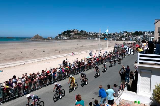 Tour de France 2025 Stage 7 MUR-DE-BRETAGNE GUERLEDAN, FRANCE - JULY 11 : illustration picture peloton at plage Pléneuf-Val-André during stage 7 of the 112th edition of Tour de France an UCI World Tour 2.UWT cycling road race stage for Men Elite of 194 km with start in Saint-Malo and finish in Mur-de-Bretagne Guerledan on July 11, 2025 in Mur-de-Bretagne Guerledan, France, 11 07 2025 ( Motordriver Kenny Verfaillie - Mur-de-Bretagne Guerledan France  Copyright: xLucaxBettinix