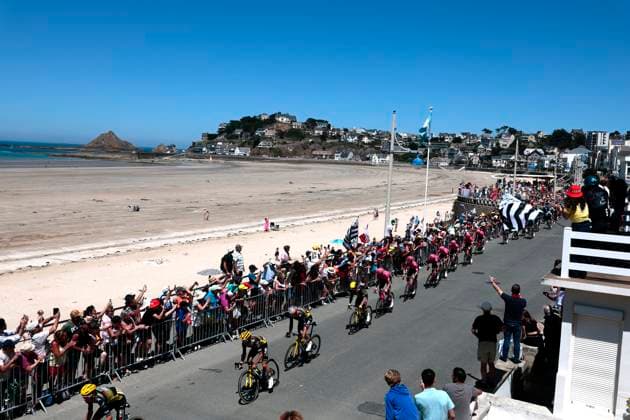 Tour de France 2025 Stage 7 MUR-DE-BRETAGNE GUERLEDAN, FRANCE - JULY 11 : illustration picture peloton at plage Pléneuf-Val-André during stage 7 of the 112th edition of Tour de France an UCI World Tour 2.UWT cycling road race stage for Men Elite of 194 km with start in Saint-Malo and finish in Mur-de-Bretagne Guerledan on July 11, 2025 in Mur-de-Bretagne Guerledan, France, 11 07 2025 ( Motordriver Kenny Verfaillie - Mur-de-Bretagne Guerledan France  Copyright: xLucaxBettinix