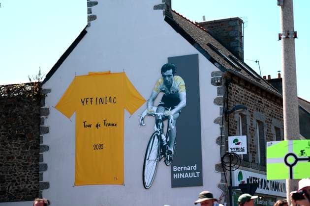 Tour de France 2025 Stage 7 MUR-DE-BRETAGNE GUERLEDAN, FRANCE - JULY 11 : illustration picture supporters - Bernard Hinault during stage 7 of the 112th edition of Tour de France an UCI World Tour 2.UWT cycling road race stage for Men Elite of 194 km with start in Saint-Malo and finish in Mur-de-Bretagne Guerledan on July 11, 2025 in Mur-de-Bretagne Guerledan, France, 11 07 2025 ( Motordriver Kenny Verfaillie - Mur-de-Bretagne Guerledan France  Copyright: xLucaxBettinix