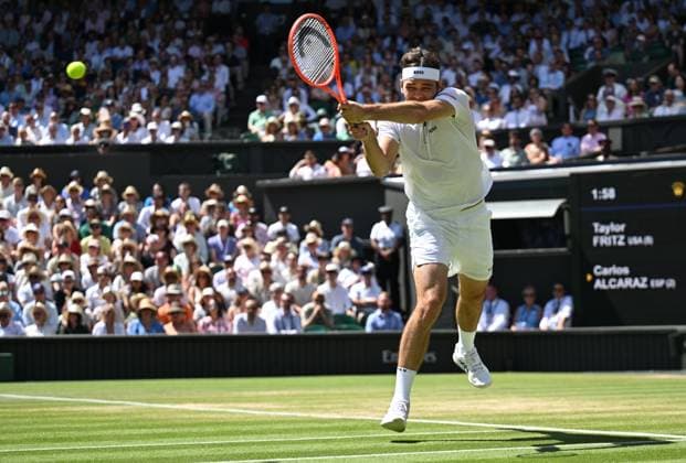 (250711) -- LONDON, July 11, 2025 -- Taylor Fritz hits a return during the men s singles semifinal match between Carlos Alcaraz of Spain and Taylor Fritz of the United States at the Wimbledon Tennis Championships in London, Britain, July 11, 2025. ) (SP)BRITAIN-LONDON-TENNIS-WIMBLEDON-MEN S SINGLES ZhaoxDingzhe 