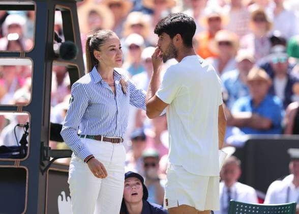 Referee Marijana Veljovic looks at Carlos Alcaraz ESP who has something in his eye, Mens Singles, Gentlemen s Singles Tennis Wimbledon 2025 Grand Slam ITF ATP WTA AELTC London Great Britain 11 July 2025 Copyright: xJuergenxHasenkopfx