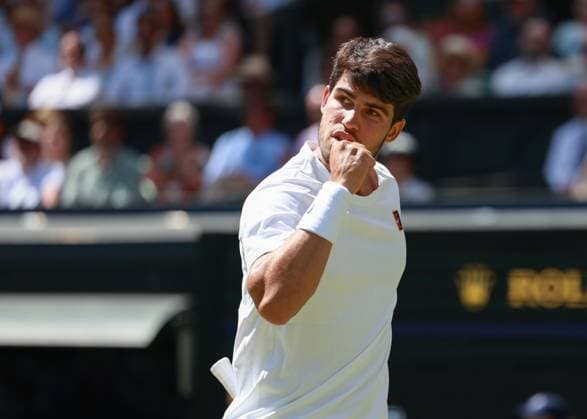 Carlos Alcaraz ESP makes a fist and cheers, cheers, joy, emotion Men s Singles, Gentlemen s Singles Tennis Wimbledon 2025 Grand Slam ITF ATP WTA AELTC London Great Britain 11 July 2025 Carlos Alcaraz ESP, Men s Singles, Gentlemen s Singles Tennis Wimbledon 2025 Grand Slam ITF ATP WTA AELTC London Great Britain 11 July 2025 Carlos Alcaraz ESP , Men s Singles, Gentlemen s Singles Tennis Wimbledon 2025 Grand Slam ITF ATP WTA AELTC London Great Britain 11 July 2025 Copyright: xJuergenxHasenkopfx