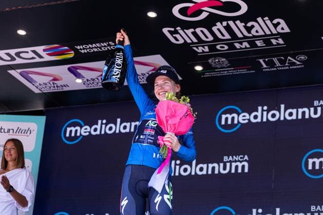 Sarah Gigante keeps the Blue Jersey during Giro d Italia Women - Stage 6 - Bellaria Igea Marina Terre Roveresche, Giro d Italia race in Terre Roveresche, Italy, July 11 2025  Copyright: xTommasoxBerardi IPAxSportx xipa-agency.netx xx IPA_60268146 IPA_Agency_IPA60268146