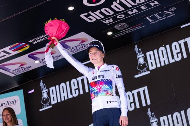 Antonia Niedermaier keeps the white jersey during Giro d Italia Women - Stage 6 - Bellaria Igea Marina Terre Roveresche, Giro d Italia race in Terre Roveresche, Italy, July 11 2025  Copyright: xTommasoxBerardi IPAxSportx xipa-agency.netx xx IPA_60268148 IPA_Agency_IPA60268148