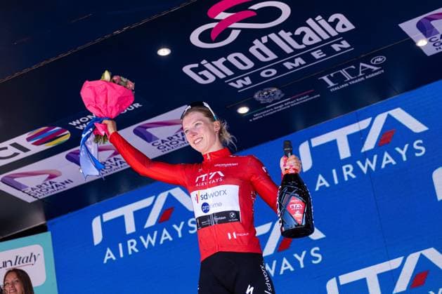 Lorena Wiebes keeps the Red Jersey during Giro d Italia Women - Stage 6 - Bellaria Igea Marina Terre Roveresche, Giro d Italia race in Terre Roveresche, Italy, July 11 2025  Copyright: xTommasoxBerardi IPAxSportx xipa-agency.netx xx IPA_60268153 IPA_Agency_IPA60268153