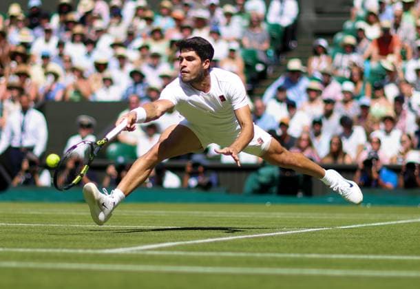 Wimbledon Championships 2025 AELTC, Day Twelve, London, UK - 11 07 2025 Carlos Alcaraz (ESP) in action during his Semi final match against Taylor Fritz (USA) in the 2025 Wimbledon Championships London Wimbledon London GBR, UK NEWSPAPERS OUT Copyright: xMarkxGreenwoodx
