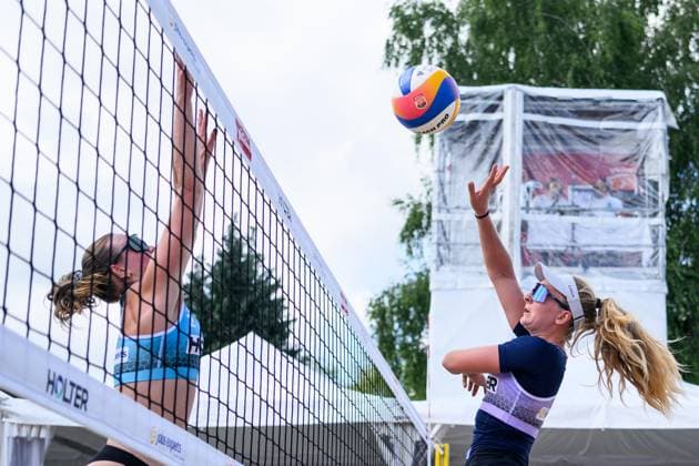 Beach volleyball, Beachvolleyball - Pro Beach Battle Masters SEEWALCHEN,AUSTRIA,11.JUL.25 - BEACH VOLLEYBALL - Beach Volleyball Tour PRO, Pro Beach Battle Masters Litzlberg. Image shows Sara Neiss (AUT) and Mariana Tomasova (CZE).  GEPAxpictures xDanielaxMoser