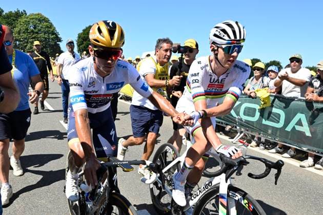 Tour de France 2025 Stage 7 MUR-DE-BRETAGNE GUERLEDAN, FRANCE - JULY 11 : Evenepoel Remco (BEL) of Soudal Quick-Step and Pogacar Tadej (SLO) of UAE Team Emirates celebrates the victory after stage 7 of the 112th edition of Tour de France an UCI World Tour 2.UWT cycling road race stage for Men Elite of 194 km with start in Saint-Malo and finish in Mur-de-Bretagne Guerledan on July 11, 2025 in Mur-de-Bretagne Guerledan, France, 11 07 2025 ( Motordriver Kenny Verfaillie - Mur-de-Bretagne Guerledan France  Copyright: xJanxDexMeuleneirx