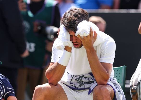 Carlos Alcaraz ESP with an ice pack, break in play, Mens Singles, Gentlemen s Singles Tennis Wimbledon 2025 Grand Slam ITF ATP WTA AELTC London Great Britain 11 July 2025 Copyright: xJuergenxHasenkopfx