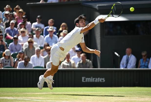 (250711) -- LONDON, July 11, 2025 -- Carlos Alcaraz hits a return during the men s singles semifinal match between Carlos Alcaraz of Spain and Taylor Fritz of the United States at the Wimbledon Tennis Championships in London, Britain, July 11, 2025. ) (SP)BRITAIN-LONDON-TENNIS-WIMBLEDON-MEN S SINGLES ZhaoxDingzhe 