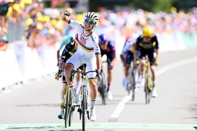 Tour de France 2025 Stage 7 MUR-DE-BRETAGNE GUERLEDAN, FRANCE - JULY 11 : Pogacar Tadej (SLO) of UAE Team Emirates wins, second place for Vingegaard Jonas (DEN) of Team Visma Lease a Bike during stage 7 of the 112th edition of Tour de France an UCI World Tour 2.UWT cycling road race stage for Men Elite of 194 km with start in Saint-Malo and finish in Mur-de-Bretagne Guerledan on July 11, 2025 in Mur-de-Bretagne Guerledan, France, 11 07 2025 ( Motordriver Kenny Verfaillie - Mur-de-Bretagne Guerledan France  Copyright: xVincentxKalutx