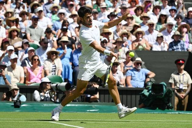Wimbledon Tennis Championships - Day 12 LONDON, UNITED KINGDOM - JULY 11: Carlos Alcaraz of Spain plays in the Men’s singles semi-finals match against Taylor Fritz of the United States (not seen) during day twelve of The Championships Wimbledon 2025 at All England Lawn Tennis and Croquet Club on July 11, 2025 in London, United Kingdom. Ray Tang Anadolu London United Kingdom. Editorial use only. Please get in touch for any other usage.  Copyright: x2025xAnadoluxRayxTangx