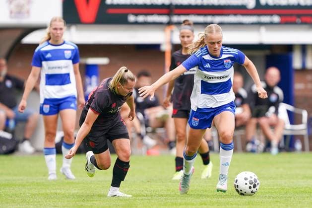 2025-07-11 PEC Zwolle Women v Bayer Leverkusen Women - Pre-season friendly WEZEP, NETHERLANDS - JULY 11: Vanessa Fudalla of Bayer Leverkusen 04, Ilse Kemper of PEC Zwolle during the Pre-season friendly match between PEC Zwolle Women and Bayer Leverkusen Women at Sportpark Mulderssingel on July 11, 2025 in Wezep, Netherlands. Wezep Sportpark Mulderssingel Netherlands Content not available for redistribution in The Netherlands directly or indirectly through any third parties. Copyright: xAndrexWeeningx