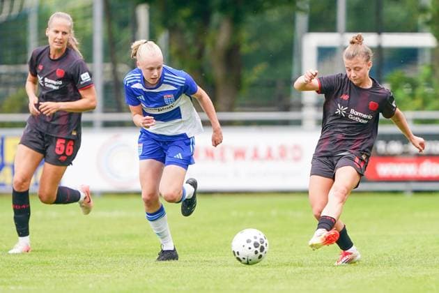 2025-07-11 PEC Zwolle Women v Bayer Leverkusen Women - Pre-season friendly WEZEP, NETHERLANDS - JULY 11: Lyanne Iedema of PEC Zwolle, Kristin Kogel of Bayer Leverkusen 04 during the Pre-season friendly match between PEC Zwolle Women and Bayer Leverkusen Women at Sportpark Mulderssingel on July 11, 2025 in Wezep, Netherlands. Wezep Sportpark Mulderssingel Netherlands Content not available for redistribution in The Netherlands directly or indirectly through any third parties. Copyright: xAndrexWeeningx