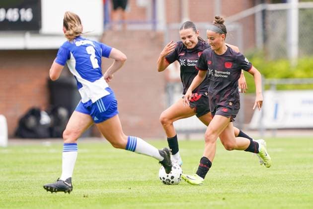 2025-07-11 PEC Zwolle Women v Bayer Leverkusen Women - Pre-season friendly WEZEP, NETHERLANDS - JULY 11: Jasmijn Dijsselhof of PEC Zwolle, Sana Coskun of Bayer Leverkusen 04 during the Pre-season friendly match between PEC Zwolle Women and Bayer Leverkusen Women at Sportpark Mulderssingel on July 11, 2025 in Wezep, Netherlands. Wezep Sportpark Mulderssingel Netherlands Content not available for redistribution in The Netherlands directly or indirectly through any third parties. Copyright: xAndrexWeeningx