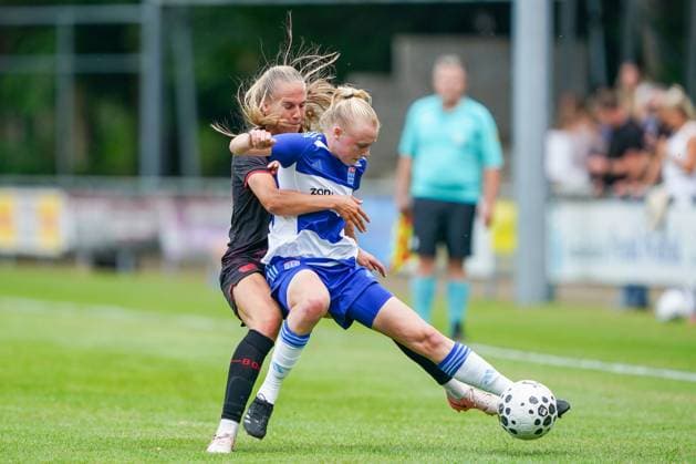 2025-07-11 PEC Zwolle Women v Bayer Leverkusen Women - Pre-season friendly WEZEP, NETHERLANDS - JULY 11: Juliette Vidal of Bayer Leverkusen 04, Lyanne Iedema of PEC Zwolle during the Pre-season friendly match between PEC Zwolle Women and Bayer Leverkusen Women at Sportpark Mulderssingel on July 11, 2025 in Wezep, Netherlands. Wezep Sportpark Mulderssingel Netherlands Content not available for redistribution in The Netherlands directly or indirectly through any third parties. Copyright: xAndrexWeeningx