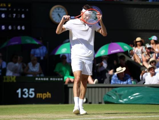 Wimbledon Championships 2025 AELTC, Day Twelve, London, UK - 11 07 2025 Taylor Fritz (USA) hits his head with his raquet during his Semi final match against Carlos Alcaraz (ESP) in the 2025 Wimbledon Championships London Wimbledon London GBR, UK NEWSPAPERS OUT Copyright: xMarkxGreenwoodx
