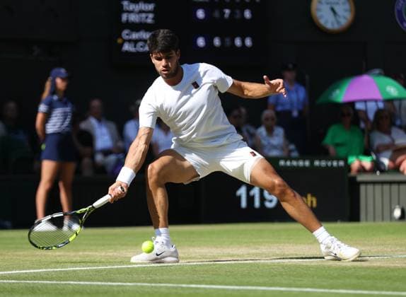 Wimbledon Championships 2025 AELTC, Day Twelve, London, UK - 11 07 2025 Carlos Alcaraz (ESP) in action during his Semi final match against Taylor Fritz (USA) in the 2025 Wimbledon Championships London Wimbledon London GBR, UK NEWSPAPERS OUT Copyright: xMarkxGreenwoodx