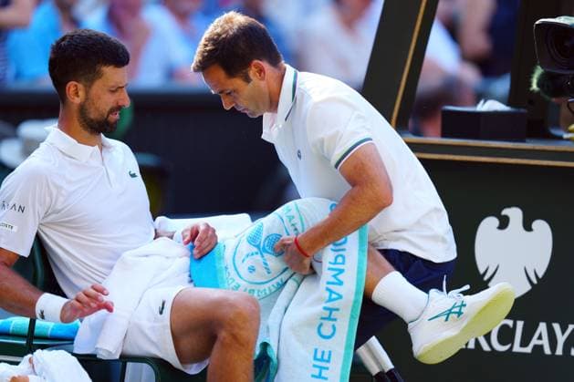 Novak Djokovic receives medical treatment during his semi final match Wimbledon Tennis Championships, Day 12, The All England Lawn Tennis and Croquet Club, London, UK - 11 Jul 2025London The All England Lawn Tennis and United Kingdom  Copyright: xJavierxGarcia Shutterstockx 15392287cl