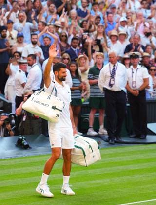 Novak Djokovic waves to the crowd after defeat in his semi final match Wimbledon Tennis Championships, Day 12, The All England Lawn Tennis and Croquet Club, London, UK - 11 Jul 2025London The All England Lawn Tennis and United Kingdom  Copyright: xJavierxGarcia Shutterstockx 15392287dw