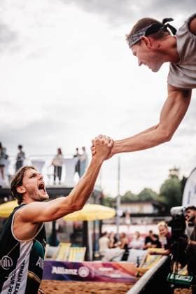 Beach volleyball men Allianz German Beach Tour 2025 Tourstop Munich 11 07 2025 Paul Henning cheers with a fan Munich Central University Sports Munich Bavaria Germany