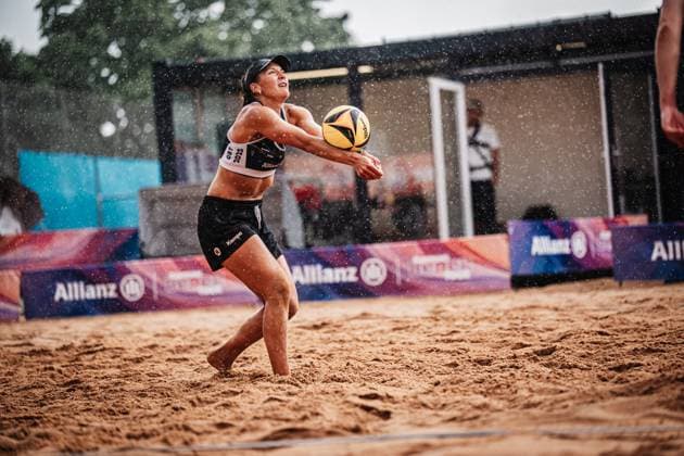 Beach Volleyball Women Allianz German Beach Tour 2025 Tourstop Munich 11 07 2025 Leonie Klinke takes the ball in the rain Munich Central University Sports Munich Bavaria Germany